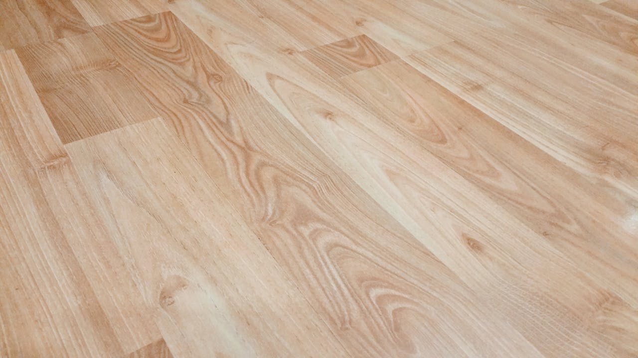 Mop do podłogi drewnianej – na co zwrócić uwagę?